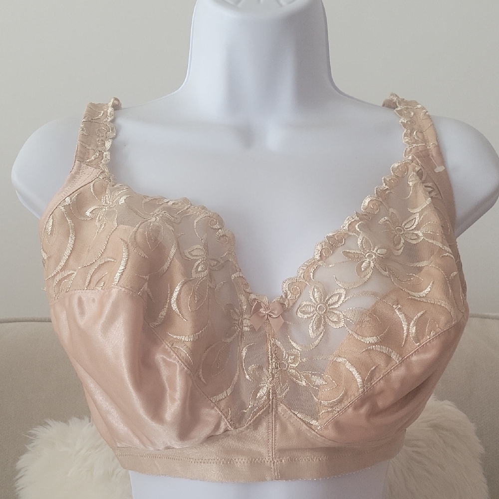 NWOT Elegant Lace Women's Bra in Cream